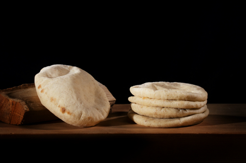 ピタパン（5枚入500円）： 小麦粉（国産）、レーズン酵母、全粒粉（無農薬）、菜種油（ノンG M O）、粗糖、塩